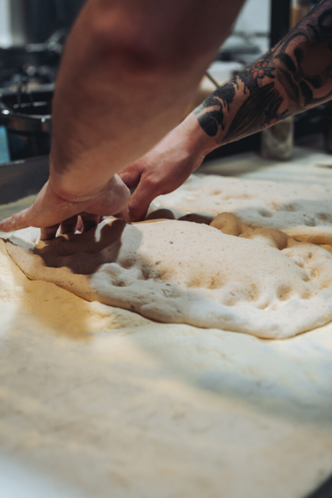 preparazione pizza padellino